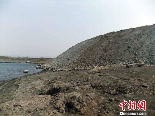 填湖造地，在鴨河水庫(kù)非法建設(shè)有越演越烈之勢(shì)。吳揚(yáng)　攝