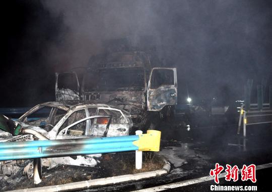 10月2日0時許，杭瑞高速貴州江口縣往銅仁市方向，距王家溝隧道出口200米處，發(fā)生一起三車追尾交通事