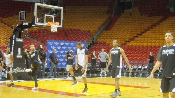 馬刺備戰(zhàn)對(duì)陣熱火的第一場(chǎng)總決賽比賽之前，麥蒂亮相訓(xùn)練場(chǎng)，受到媒體狂熱追捧，在馬刺球員中風(fēng)頭最勁，他也