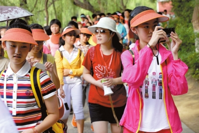 未名湖畔，游人紛紛拍照留念。