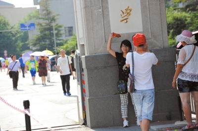 不愿排隊(duì)等待的游客只在門前留影。