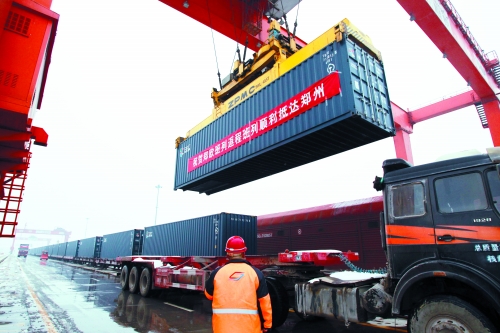 8日,帶回41集裝箱汽車原配件、動車高鐵鋼板、高檔飲料