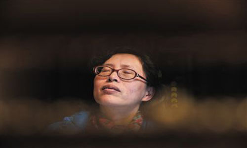 人們將醫(yī)療制度的憤懣情緒，寄托在這個走廊醫(yī)生身上，共同沉浸在受迫害的幻覺之中