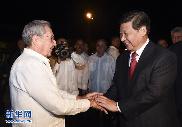 這是古巴國務(wù)委員會(huì)主席兼部長會(huì)議主席勞爾·卡斯特羅到機(jī)場為習(xí)近平送行。