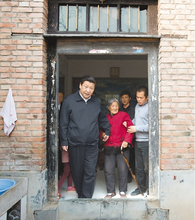 3月17日，習(xí)近平在東壩頭鄉(xiāng)張莊村看望85歲老人張景枝。